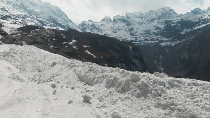 云南雨崩寸神瀑雪山4k