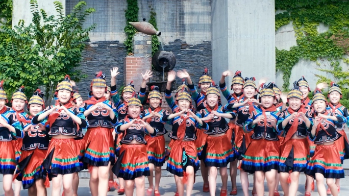 小学学校民族舞蹈社团跳舞集体舞蹈表演