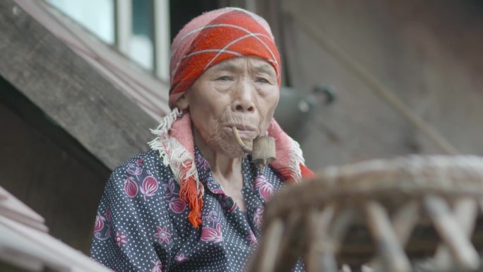 少数民族独居老人抽烟旱烟关爱父母重阳节