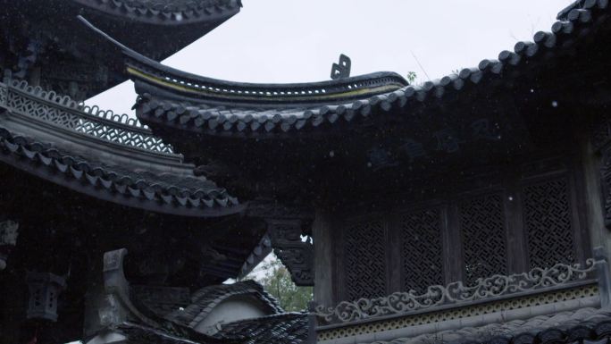 江南古建筑屋檐下雨雨水雨滴春雨黑瓦宗祠