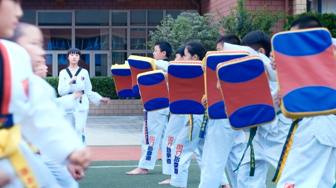 小学学校跆拳道社团双减活动小学生跆拳道练