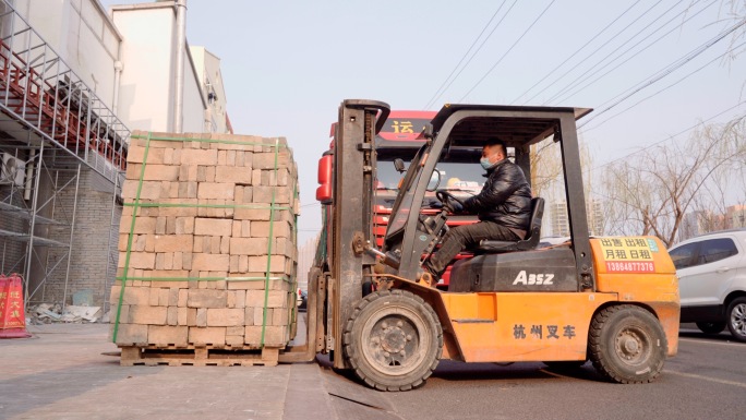 4K叉车工人在搬运货物-叉车-货物装卸