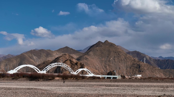 西藏拉萨拉萨河大桥青藏线延时摄影
