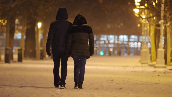 【4K升格】夜晚雪中情侣走路背影