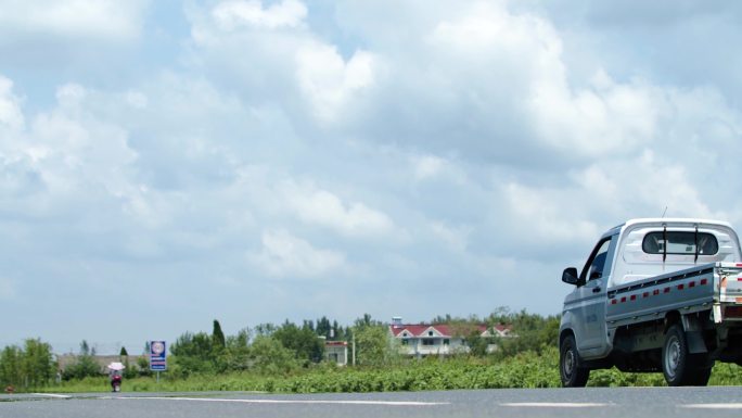 农村乡间小路车辆行驶