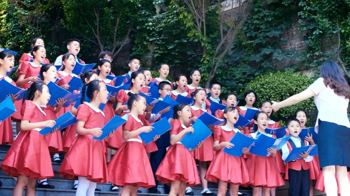 学校小学合唱社团校园合唱表演