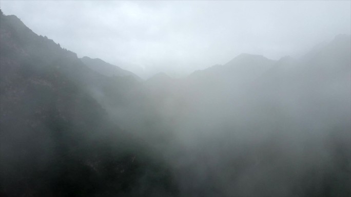 云雾萦绕山间/云海/穿过云雾
