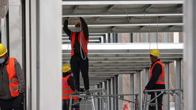 方舱医院建筑工地工人组装彩钢房施工宣传片