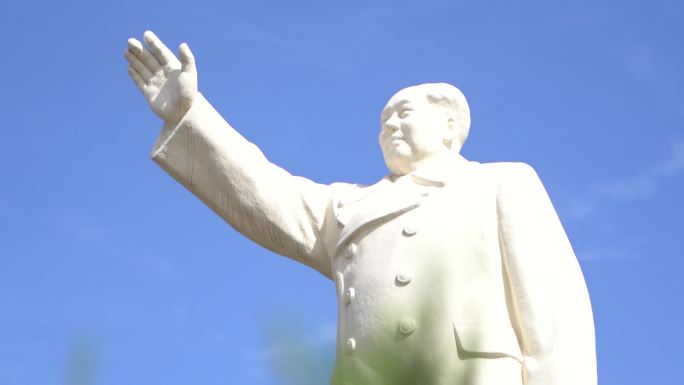 红旗 飘扬 毛主席雕像