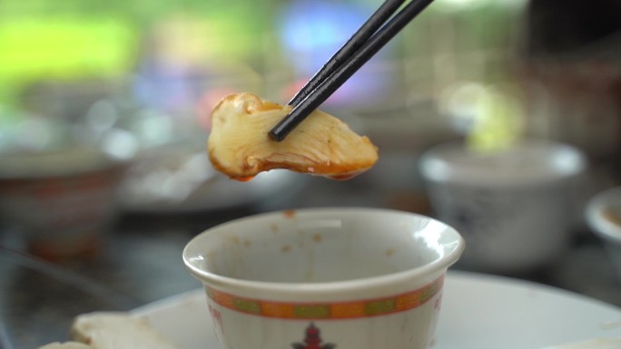 美食松茸刺身蘸芥末酱油