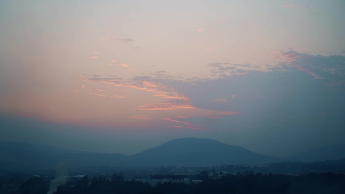 傍晚乡村日落烟火气息农村日转夜延时夕阳山