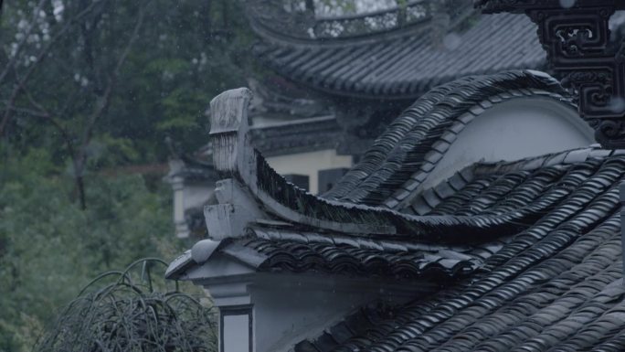 江南古建筑屋檐屋顶马头墙春雨雨天雨水雨滴