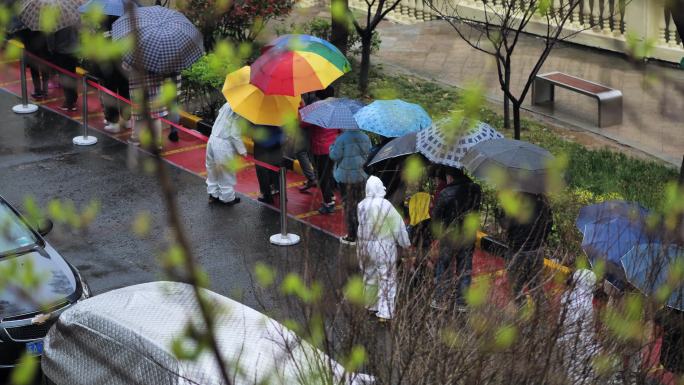 小区雨中防疫志愿者-1