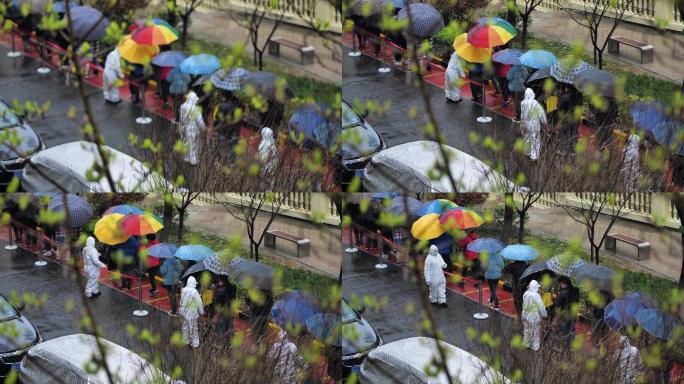 小区雨中防疫志愿者-1