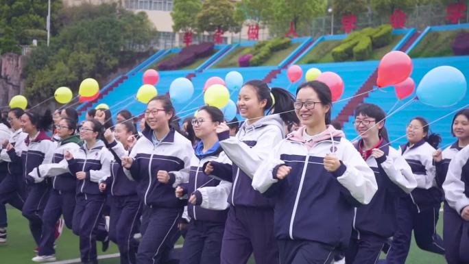 青年团员学生奔跑放飞气球