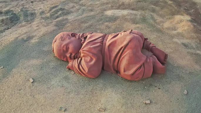 航拍甘肃瓜州大地之子-沙漠上婴儿雕像艺术