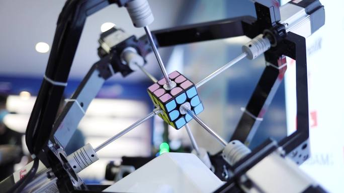 中国科技智能制造 玩魔方的智能机器人