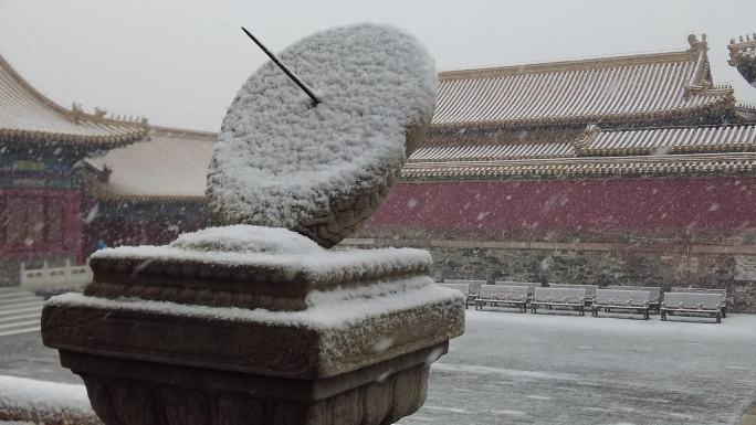 故宫日晷下大雪