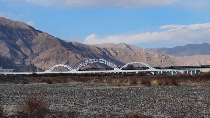 西藏拉萨市拉萨河大桥青藏线火车