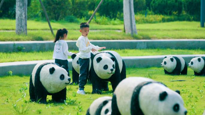 男女儿童熊猫玩耍