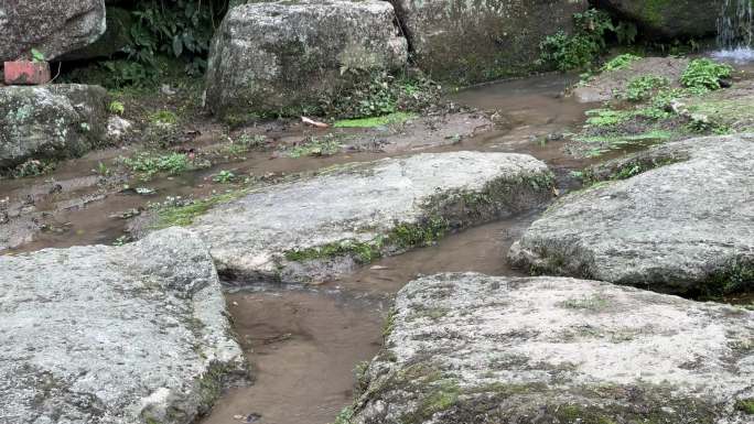 广西上林鼓鸣寨叠石广场流水细流