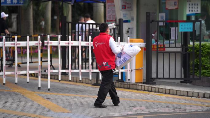 疫情期间志愿者帮忙取快递外卖