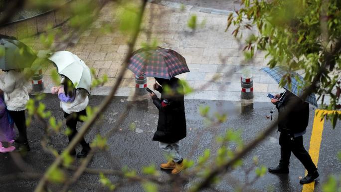 南京居民冒雨排队核酸2