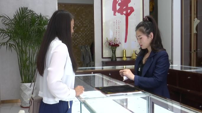 美女在珠宝店购买试戴珠宝首饰宝玉宝石