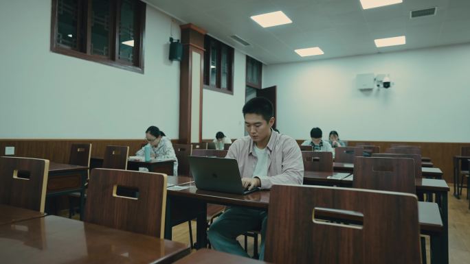 学生上自习 职员办公 独自学习