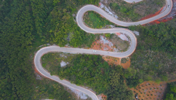 蜿蜒曲折的盘山公路