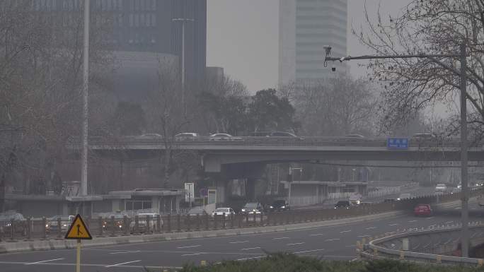 北京新兴桥车流雾霾