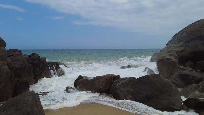 大海海浪波浪浪花浪潮波涛汹涌澎湃拍打礁石