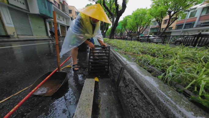 环卫工人雨中清淤，广州城市管理