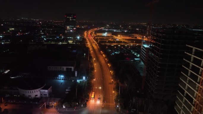 夜景空旷大街，人稀车少，上海汽车城