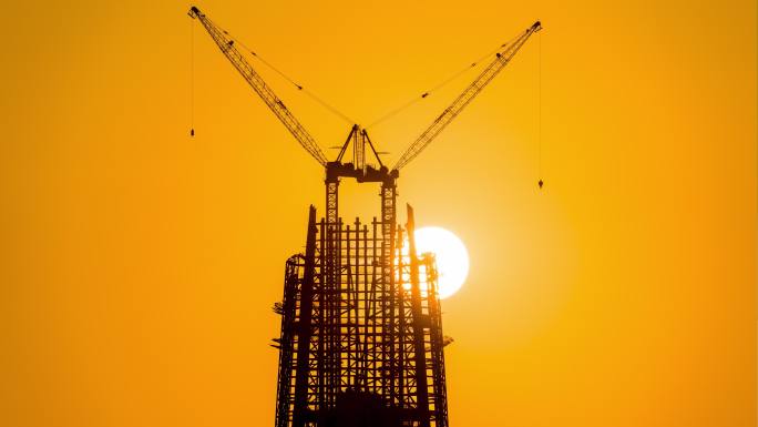 4K巨大太阳划过建设中的钢结构大楼延时