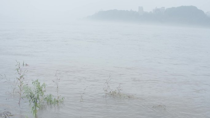江水起雾
