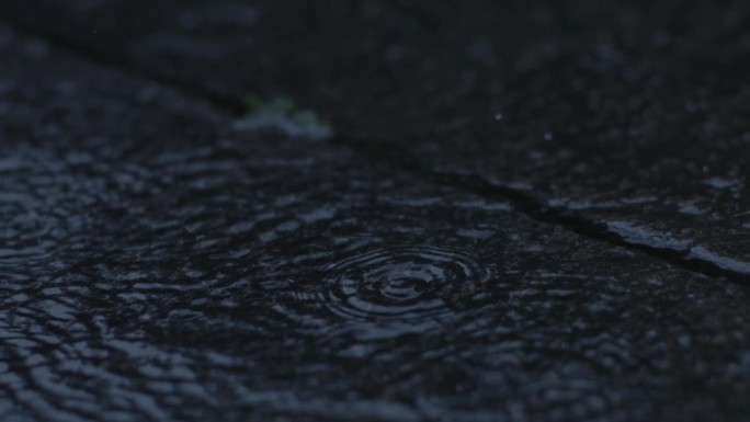 江南春天春雨雨天古石板石板路水花水滴四溅