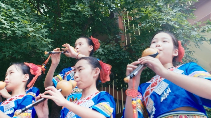 小学学校民族乐器葫芦丝社团集体表演排练