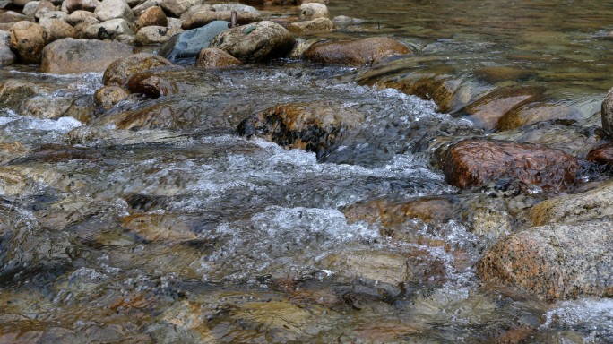 4K高山流水清澈溪流山泉水溯溪山涧水