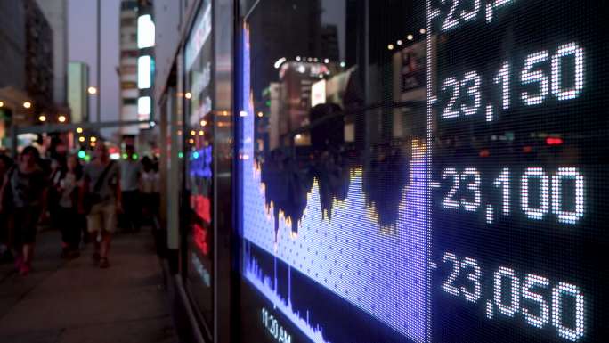 金融证券交易所市场的显示屏在街上