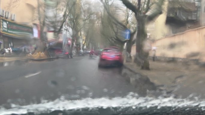 道路车窗模糊下雨湿漉漉