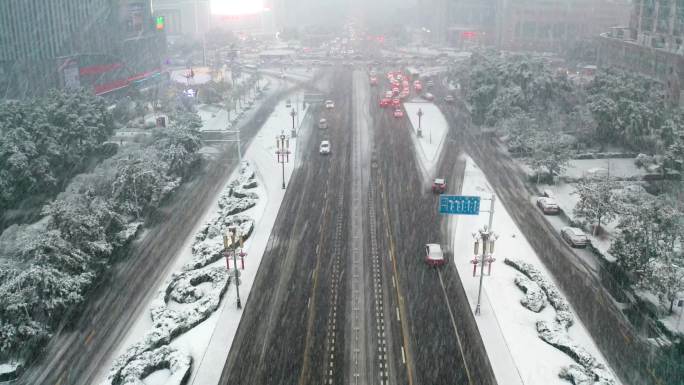 【4K】大雪纷飞的城市 车辆 行人