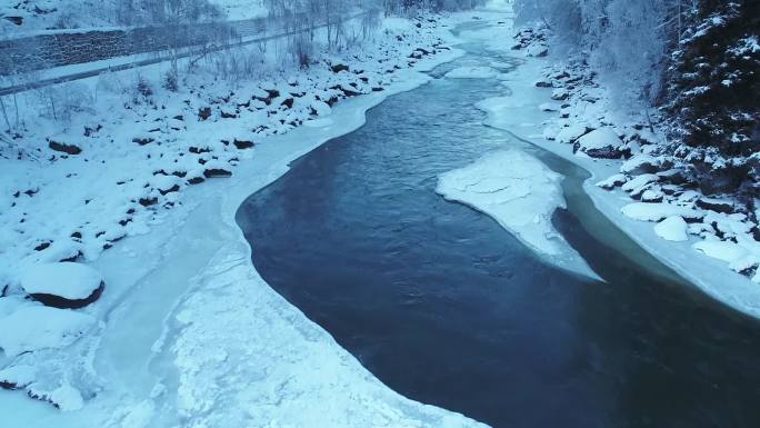 新疆冰河雪景1