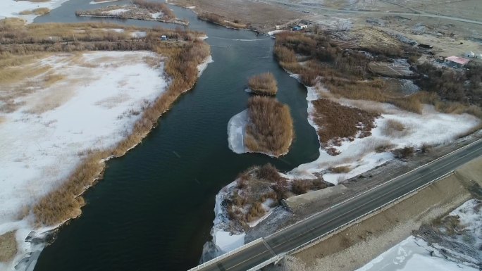 新疆冰湖公路雪景