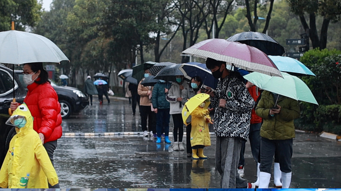 雨天全民做核酸检测，记录医护人员辛苦工作