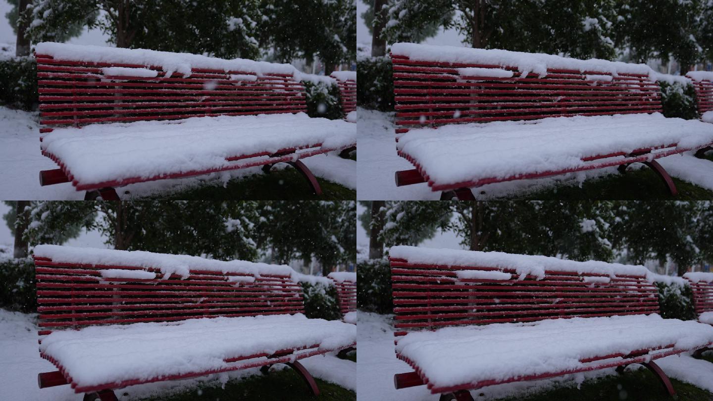 实拍公园雪落长椅
