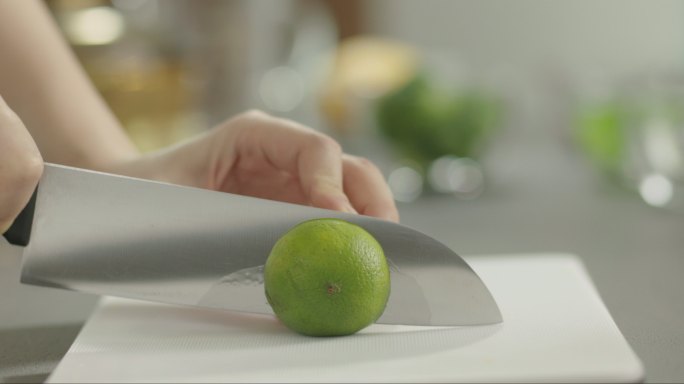 切柠檬 挤柠檬 切菜 案板 菜刀