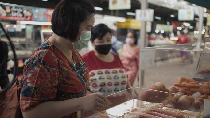 家庭在夜市购物路边摊商贸街疫情防控