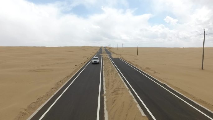 沙漠汽车 沙漠里行驶的汽车穿沙公路