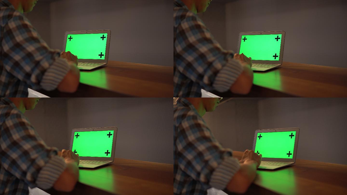 男子使用电脑绿屏抠像通道特效视频